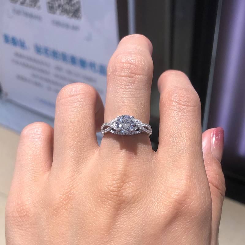 扭臂Affordable LuxuryWomen's RingS925银镀白金定制选款Moissanite1.0ct/副石高碳钻